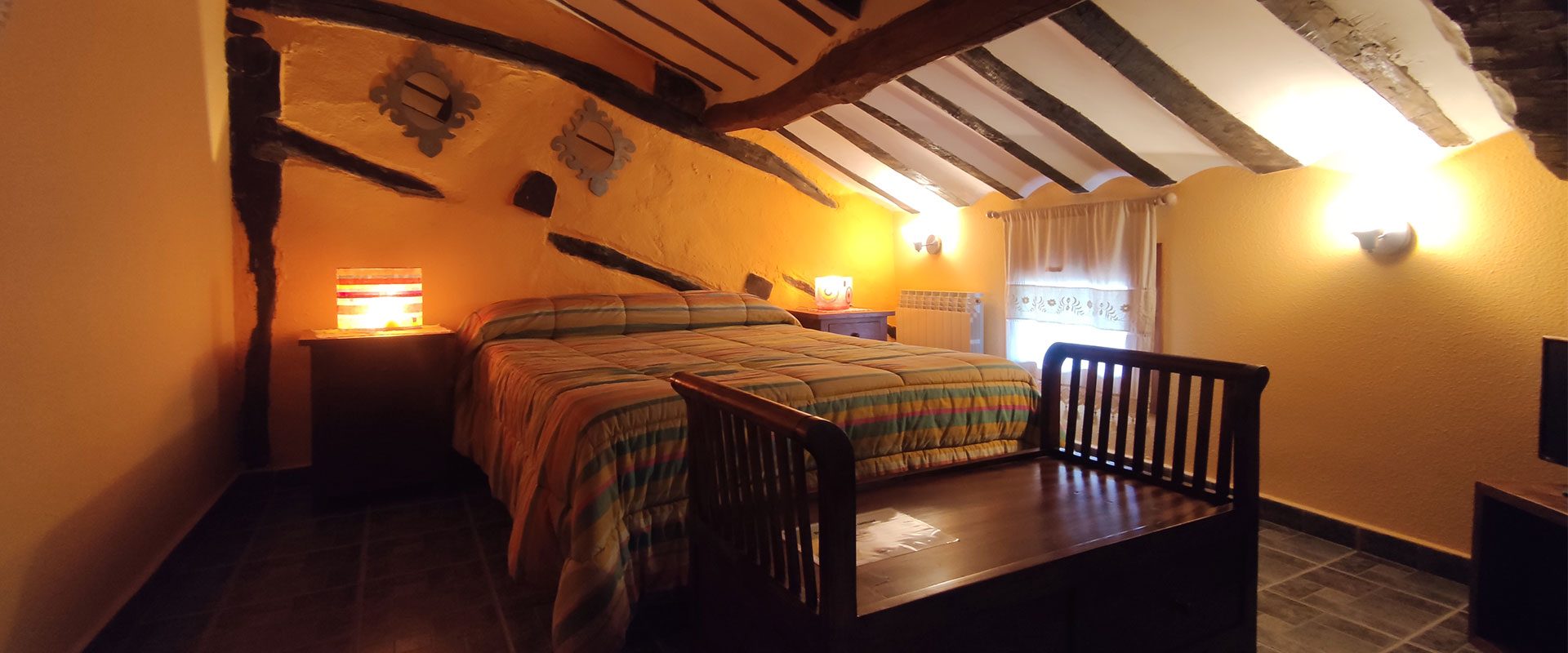 slider-habitacion-albahaca-dos-camas-individuales-cabecero-madera-casa-rural-t